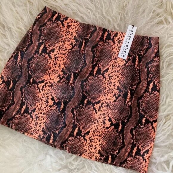 Alice + Olivia Elana Vegan Leather Skirt - Picture 9 of 11